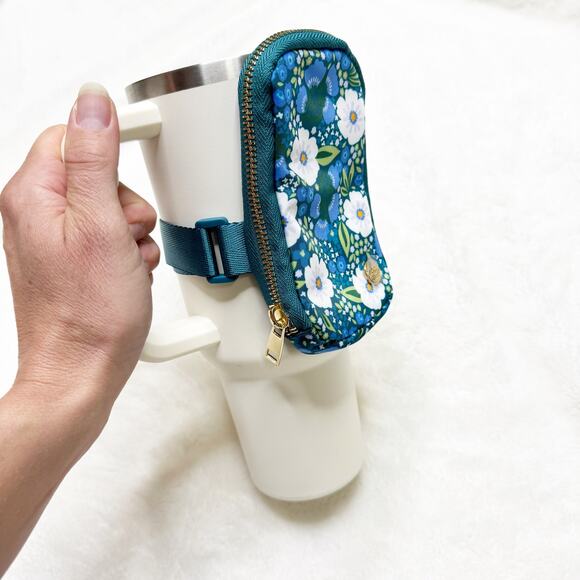 THE DARLING EFFECT Tumbler Blue Floral Zip Around Fanny Pack NEW - Picture 2 of 7